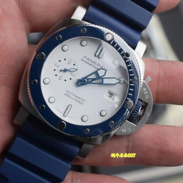 Video Review of the Panerai Submersible PAM01696