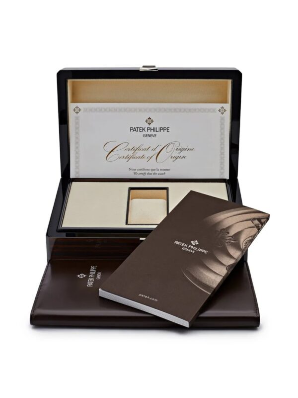 Patek Philippe Pre-Owned 2021 unworn Nautilus 40mm